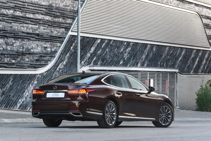  Lexus LS500 2018 года  (ZA) (фото 2 из 46)